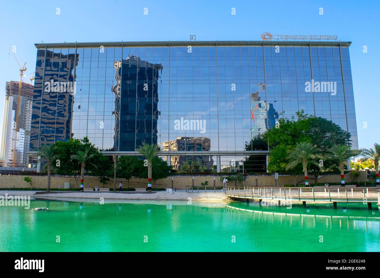 Dubai - Emirati Arabi Uniti - 18 dicembre 2020: Edifici Canadian Thomson Reuters Corp. A Dubai. Esterni della famosa azienda di media in tutto il mondo Foto Stock