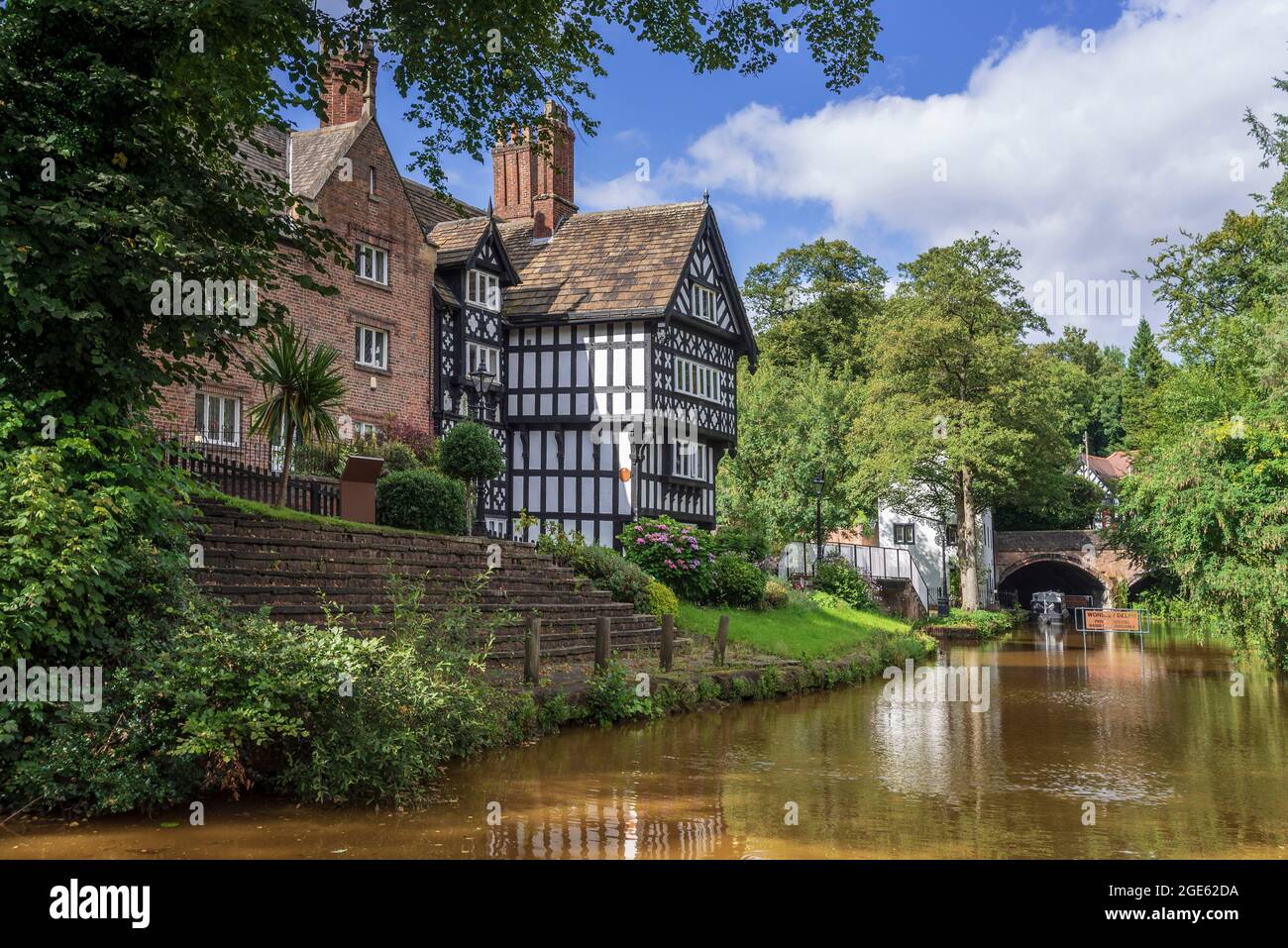 The Packet House (a sinistra), un edificio classificato come 1760 Grade 11, patrimonio dell'umanità di Salford sul canale di Worlsey. Foto Stock