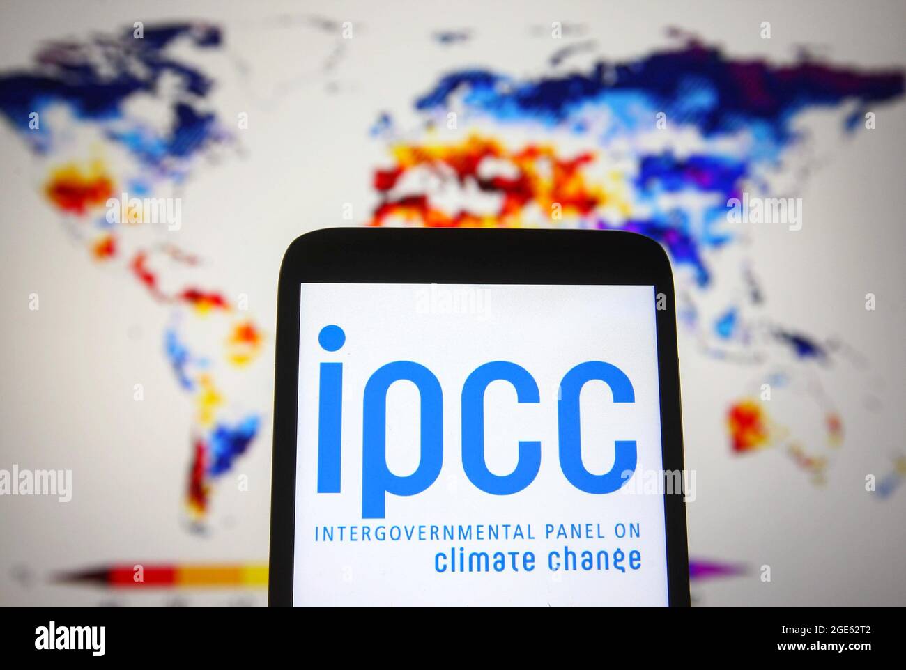 Ucraina. 16 agosto 2021. In questa illustrazione fotografica sullo schermo dello smartphone viene visualizzato il logo IPCC (Intergovernmental Panel on Climate Change). Credit: SOPA Images Limited/Alamy Live News Foto Stock