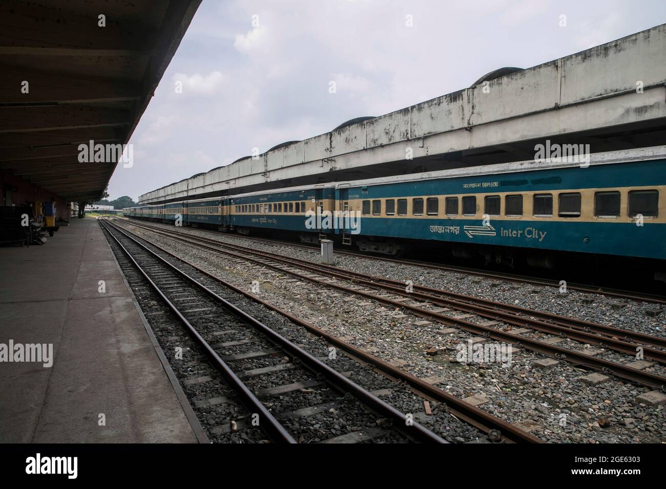 DHAKA, BANGLADESH - 9 AGOSTO: Vista generale della stazione ferroviaria di Kamalapur. I servizi di trasporto pubblico su terra, ferrovia e corsi d'acqua sono destinati a riprendere le attività dopo la chiusura del blocco Covid-19 in corso. Domenica la Divisione Cabinet ha emesso una circolare che conferma la stretta chiusura a livello nazionale, il 9 agosto 2021 a Dhaka, in Bangladesh. Credito: Eyepix Group/The Photo Access Foto Stock