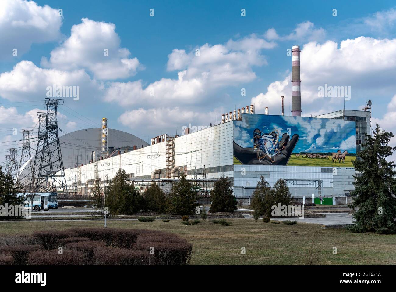 Reattore 4 della centrale nucleare di Chernobyl con un nuovo sarcofago. Disastro atomico globale. Zona di esclusione di Chernobyl. Foto Stock