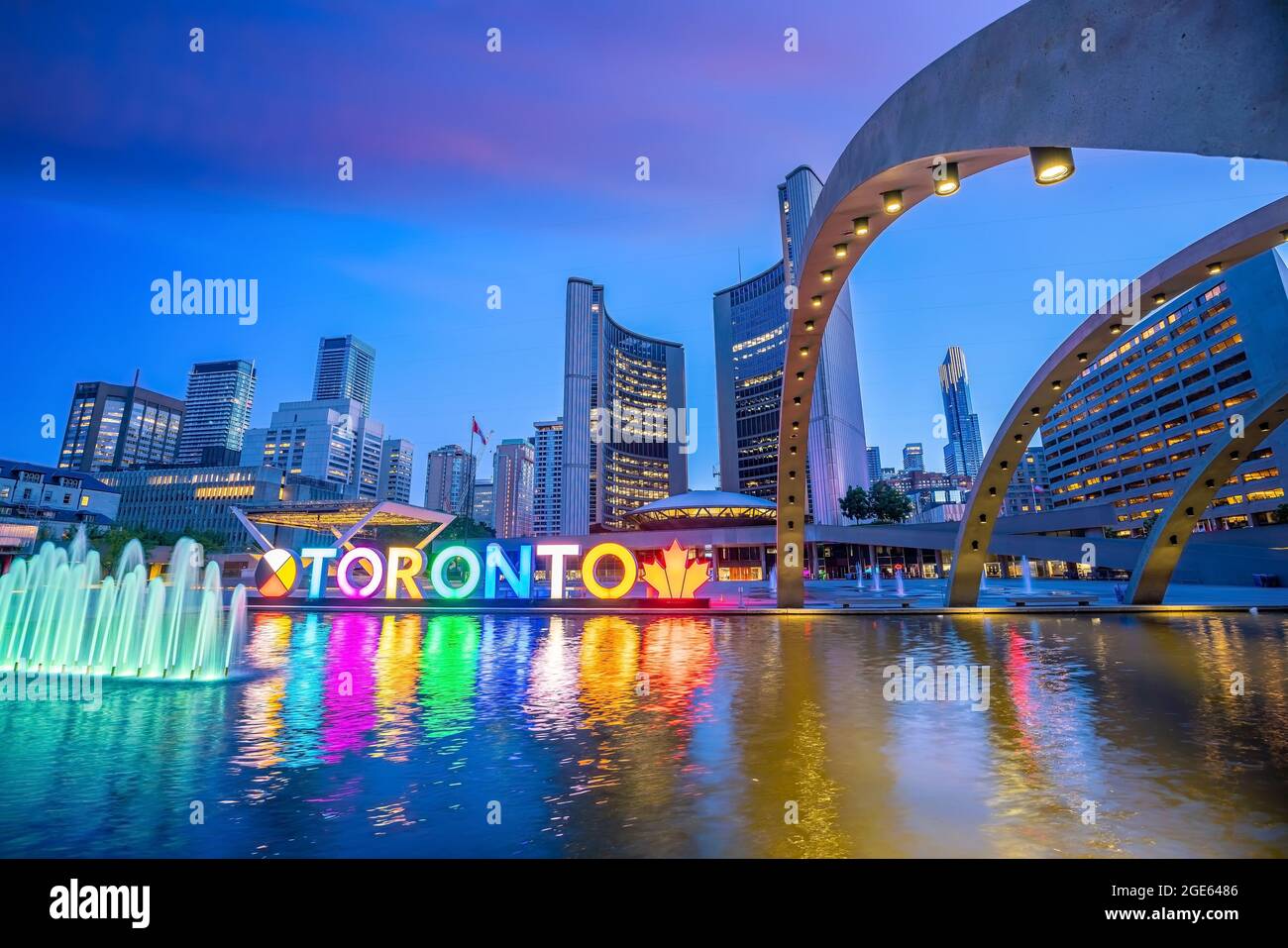 Toronto City Hall e Nathan Phillips Square in Canada Foto Stock