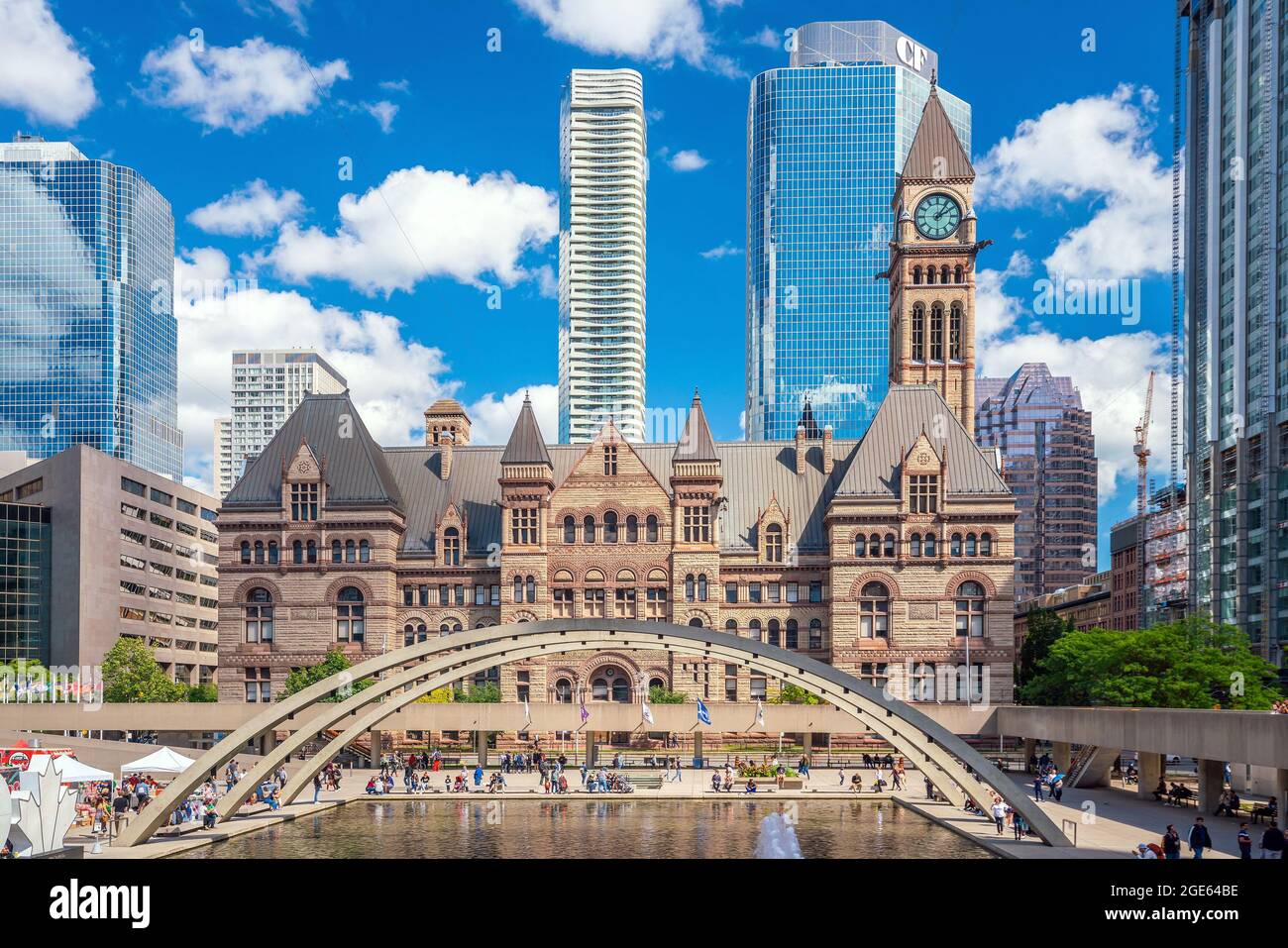 Toronto, Canada - 15 settembre 2019: Municipio di Toronto e Piazza Nathan Phillips nel centro di Toronto, Canada Foto Stock