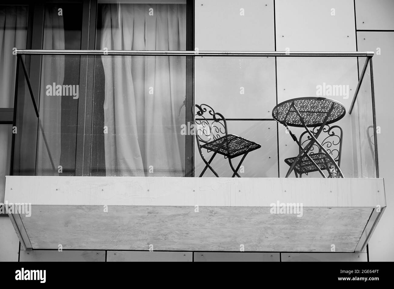 Moderno edificio di appartamenti con balcone con tavolo e sedie, Londra, Regno Unito Foto Stock