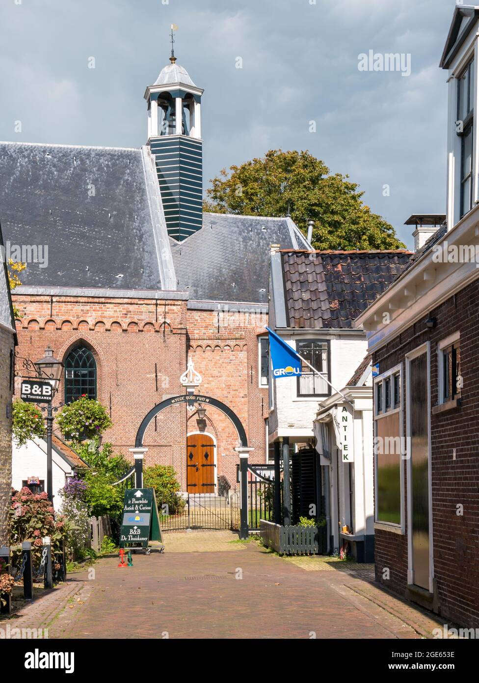 Scena di strada con Pieterskerk chiesa nel centro storico della città di Grouw, Friesland, Paesi Bassi Foto Stock