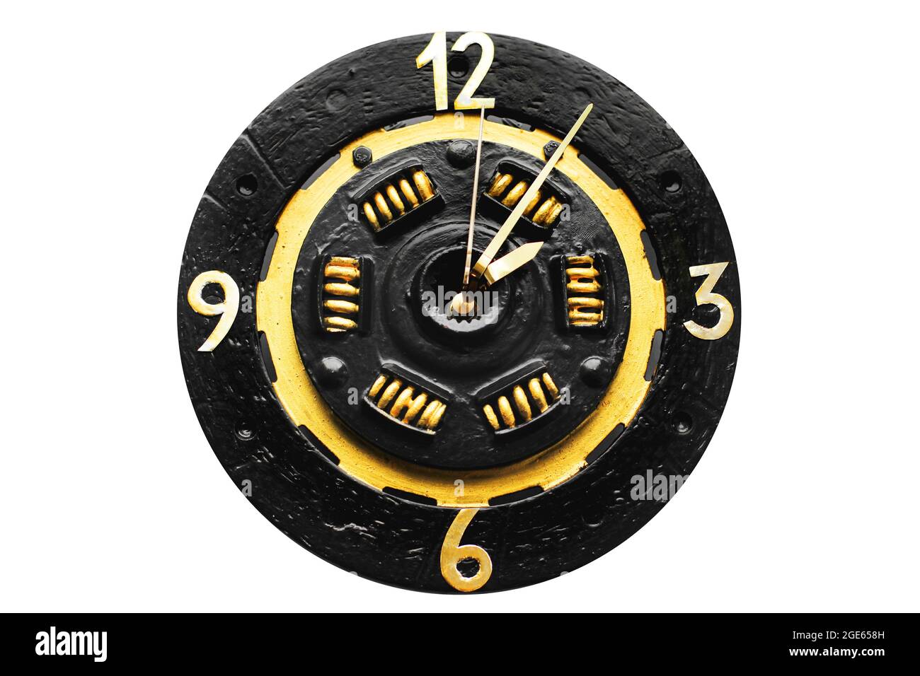 Orologio fatto a mano su sfondo bianco. Un orologio da un disco della  frizione per auto. Orologio nero con elementi dorati Foto stock - Alamy