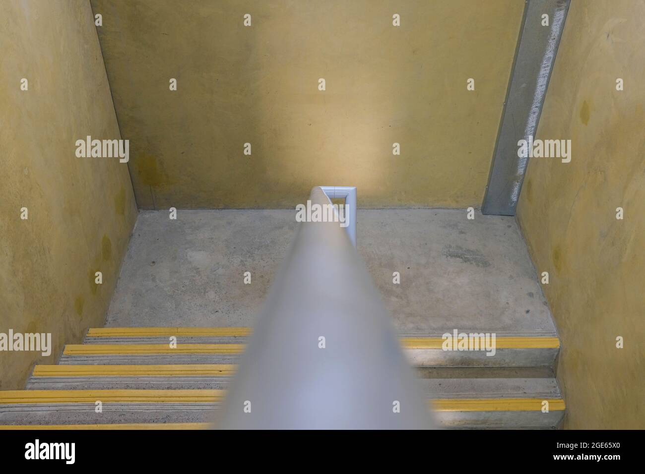 Scala di emergenza, uscita di emergenza, scala in cemento, interno Foto Stock