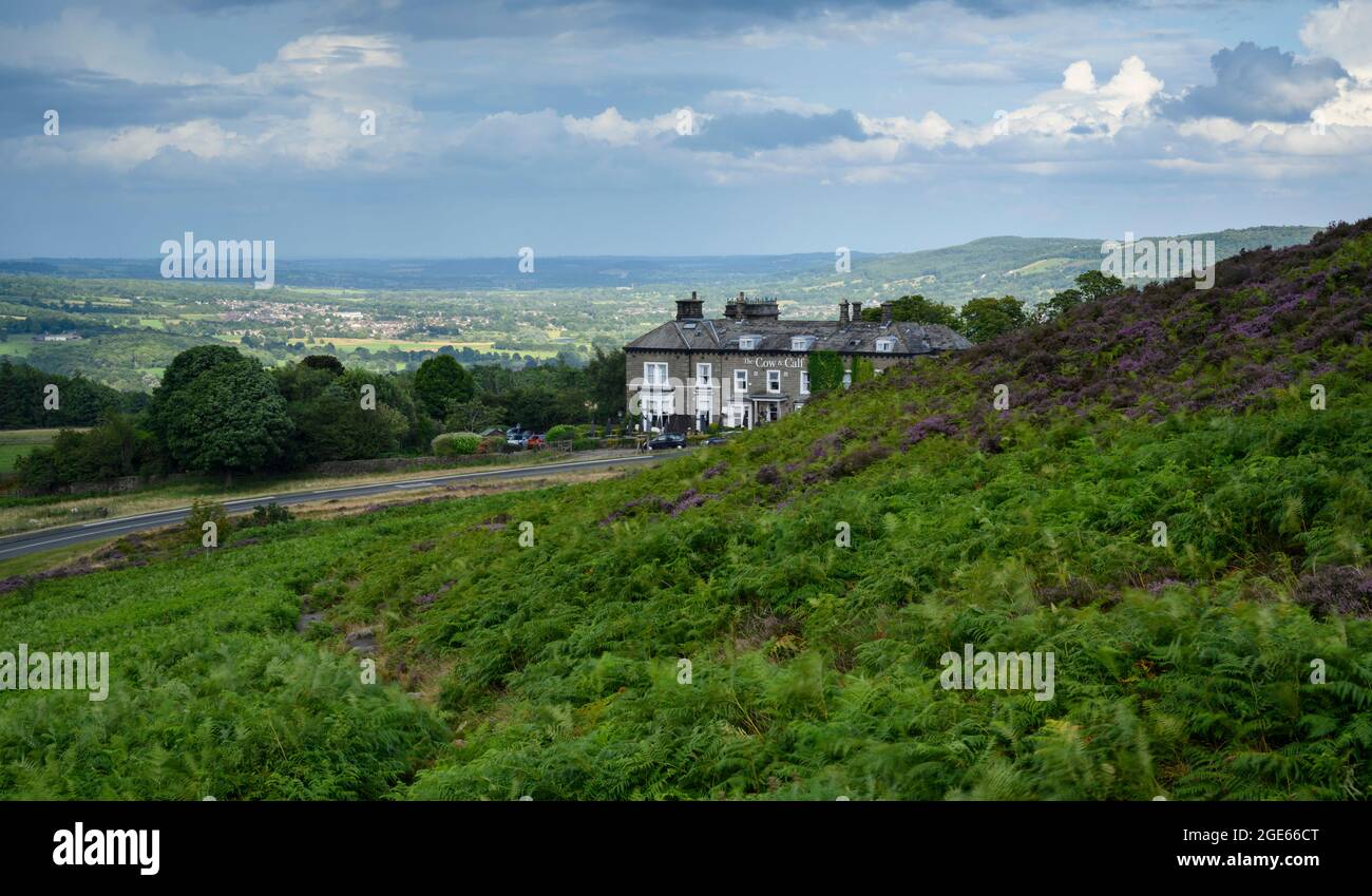 The Cow & Calf Hotel (Country inn & ristorante sulla collina con vista alta pittoresca valle) e bracken Moorland - Ilkley Moor, West Yorkshire, Inghilterra Regno Unito Foto Stock