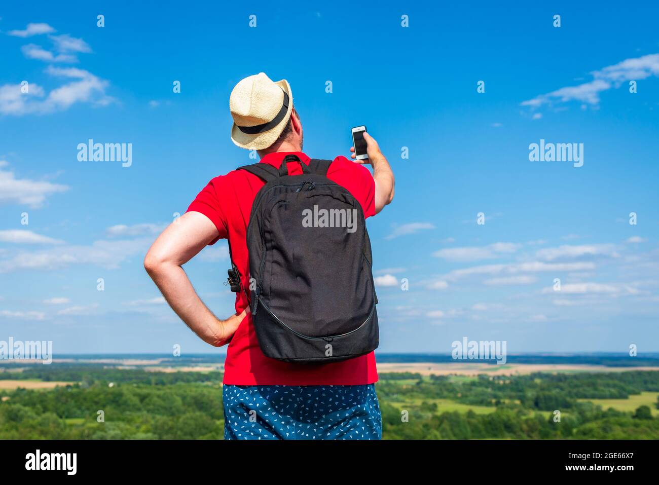 Giovane zaino in spalla uomo scattare foto selfie con smartphone.cielo  nuvoloso tempo montagna estate gamma.Paesaggio estate sfondo.attivo sport  zaino Foto stock - Alamy