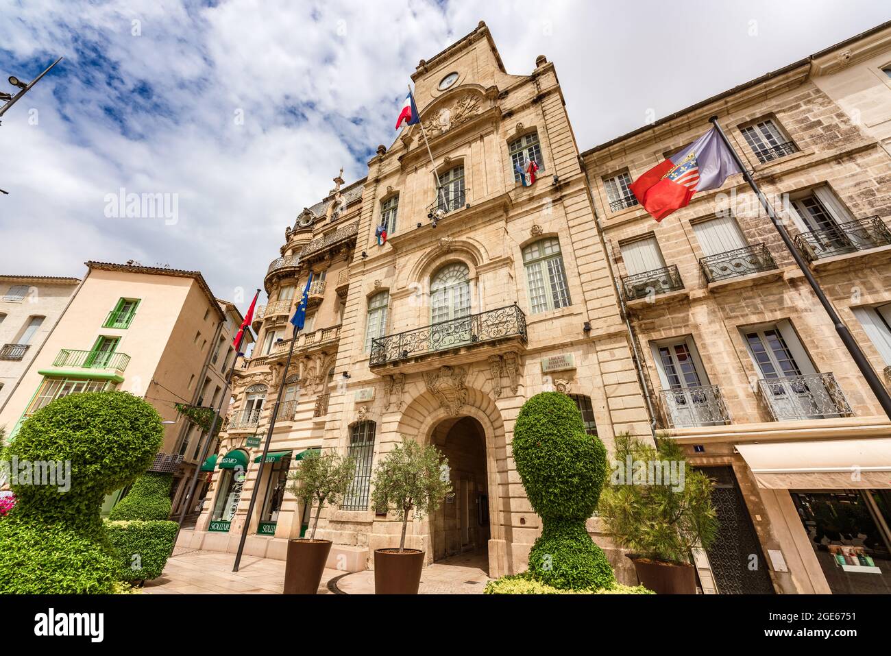 Béziers, Francia. 4 agosto 2021. Vista dal basso angolo del municipio di Beziers in Francia. Foto Stock