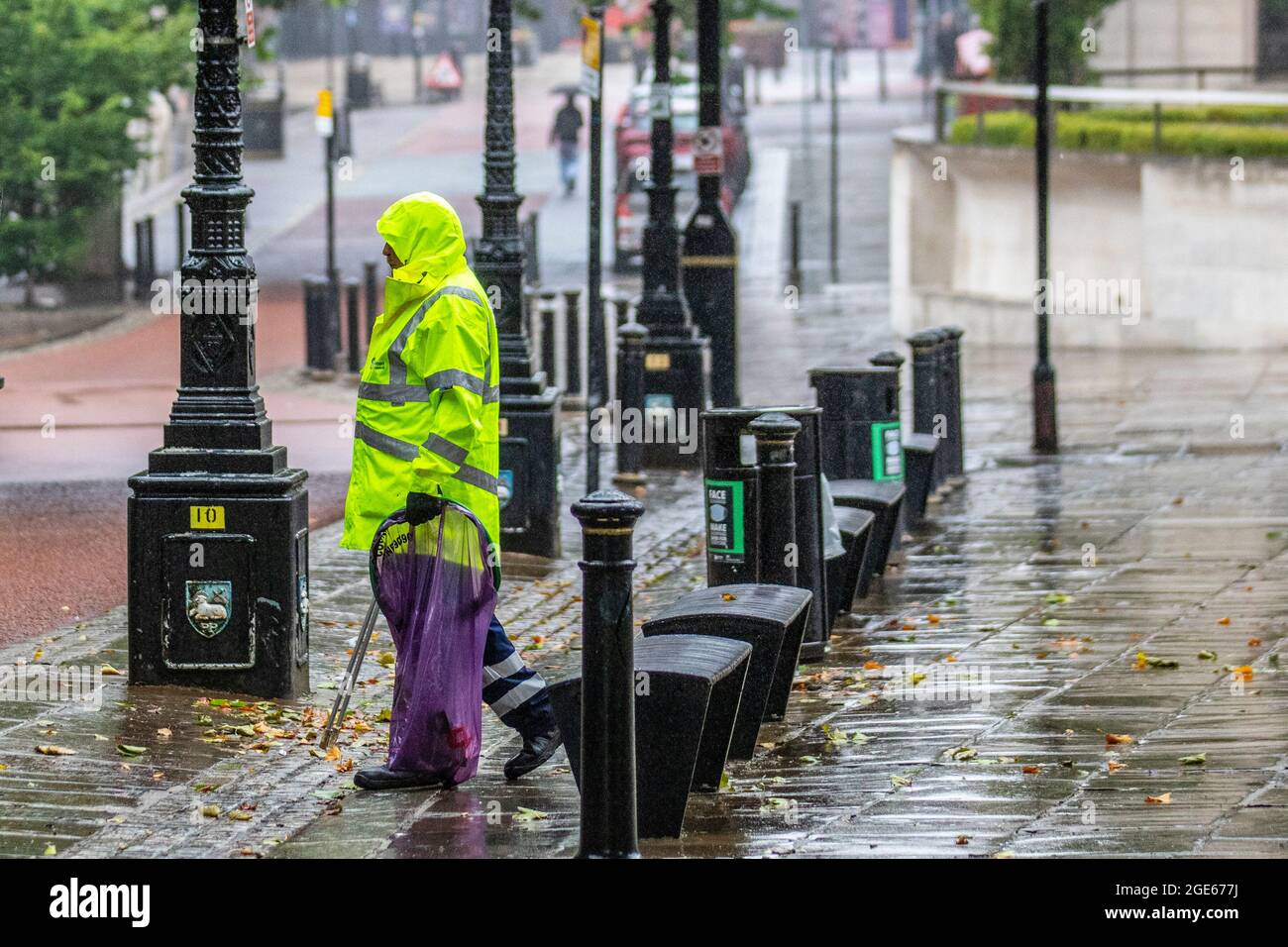Preston, Lancashire. Regno Unito Meteo. 17 ago 2021. Vendite estive di strade alte, acquirenti e docce a Fishergate. Un'altra doccia umida si estrade giorno nel centro della città, con una previsione di tempo non stagionale per il resto della settimana. Credito; MediaWorldImages/AlamyLiveNews Foto Stock