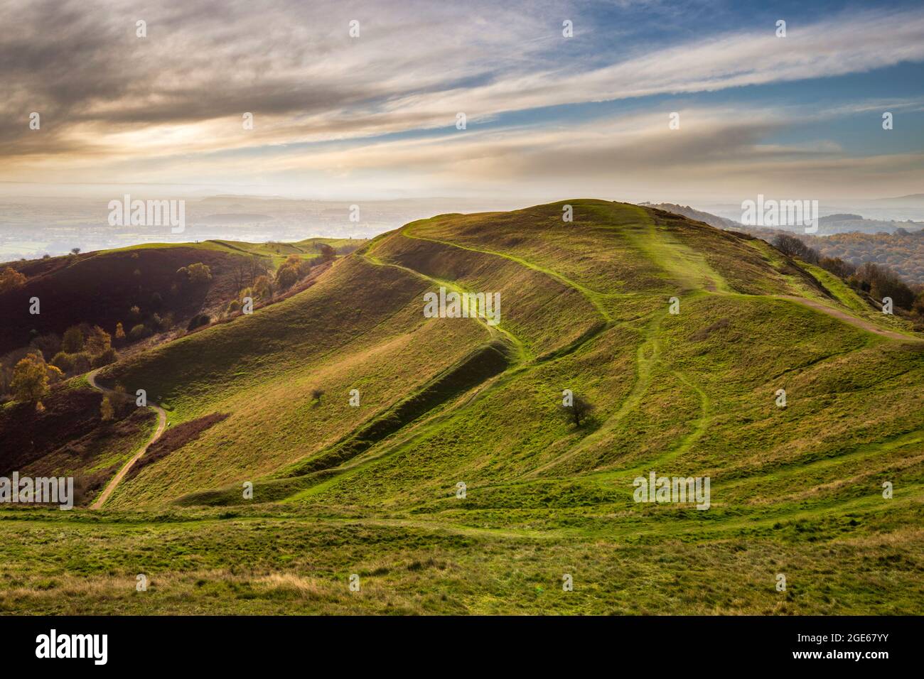 I bastioni di British Camp Iron Age Hillfort dalla cima di Herefordshire Beacon, Malvern Hills, Worcestershire, Inghilterra Foto Stock