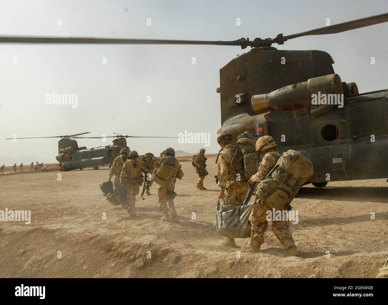 Chinook Helicopter che rilascia truppe britanniche e forniture nella provincia di Helmand, Afghanistan. Foto Stock