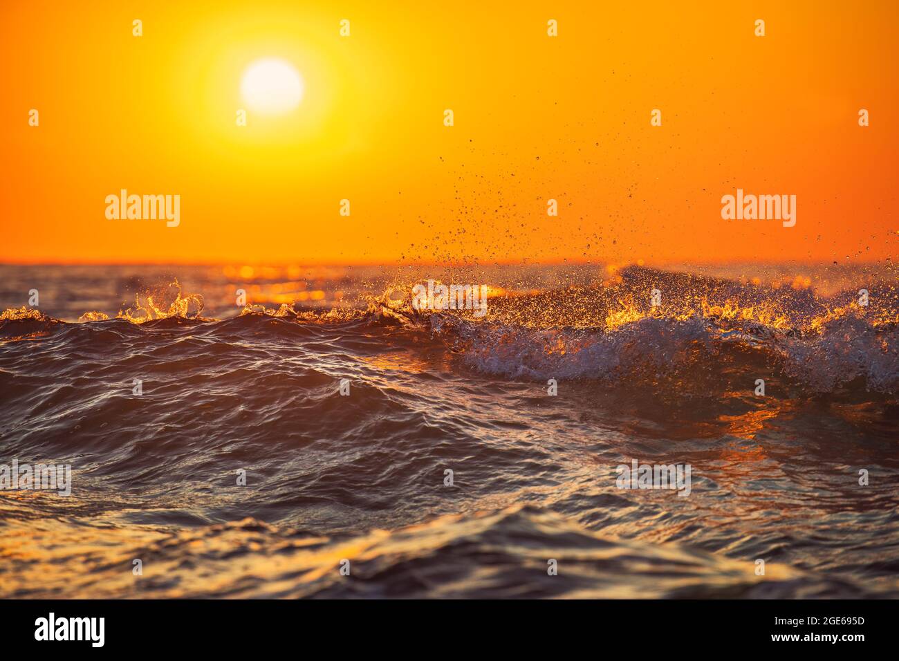 Alba sulle onde dell'oceano Foto Stock
