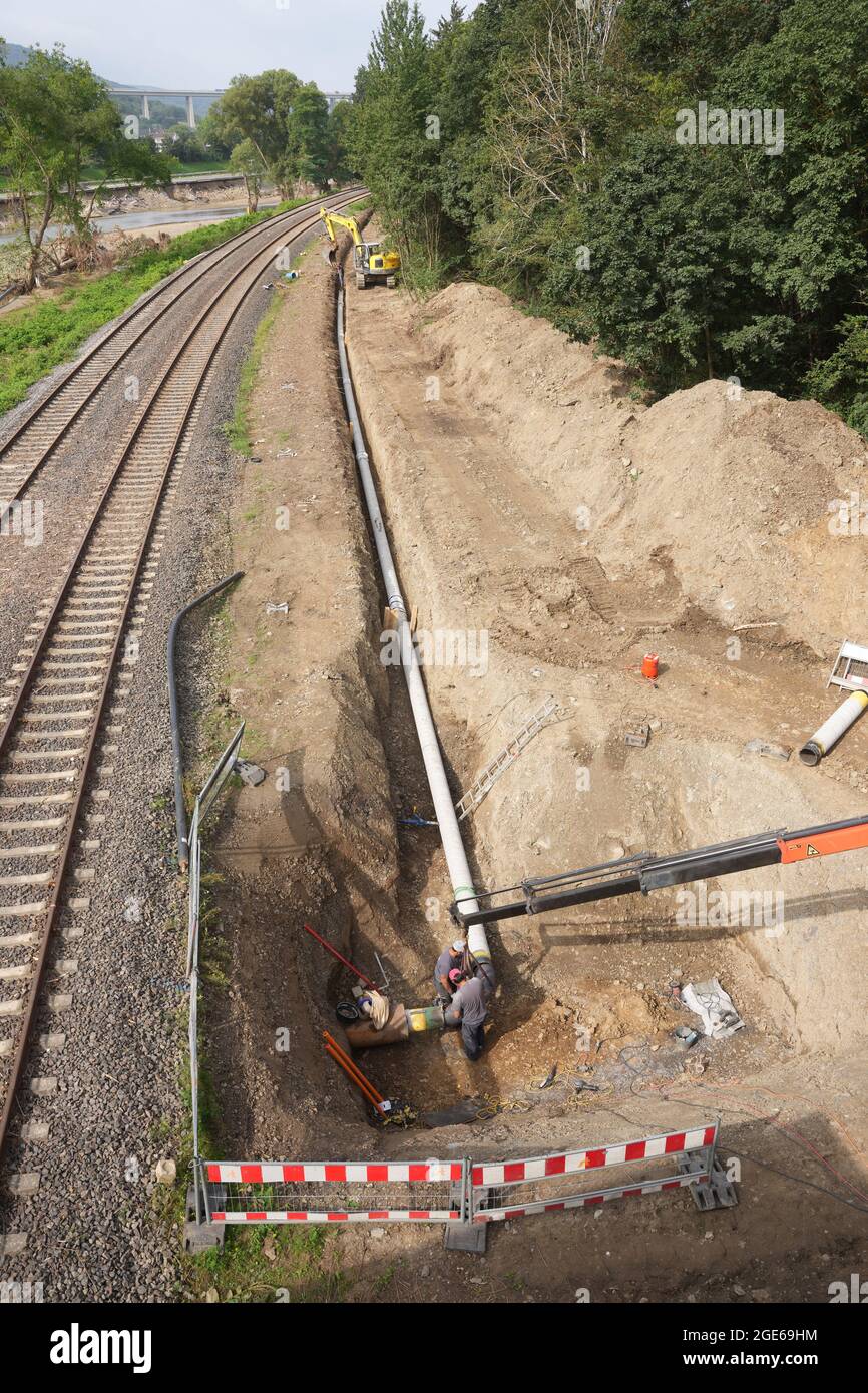 17 agosto 2021, Renania-Palatinato, Heppingen: I lavoratori posano un nuovo gasdotto lungo l'Ahr. A causa del disastro delle inondazioni, il gasdotto è stato completamente distrutto e la maggior parte dei villaggi lungo l'Ahr sono attualmente interrotti dall'approvvigionamento di gas. Foto: Thomas Frey/dpa Foto Stock