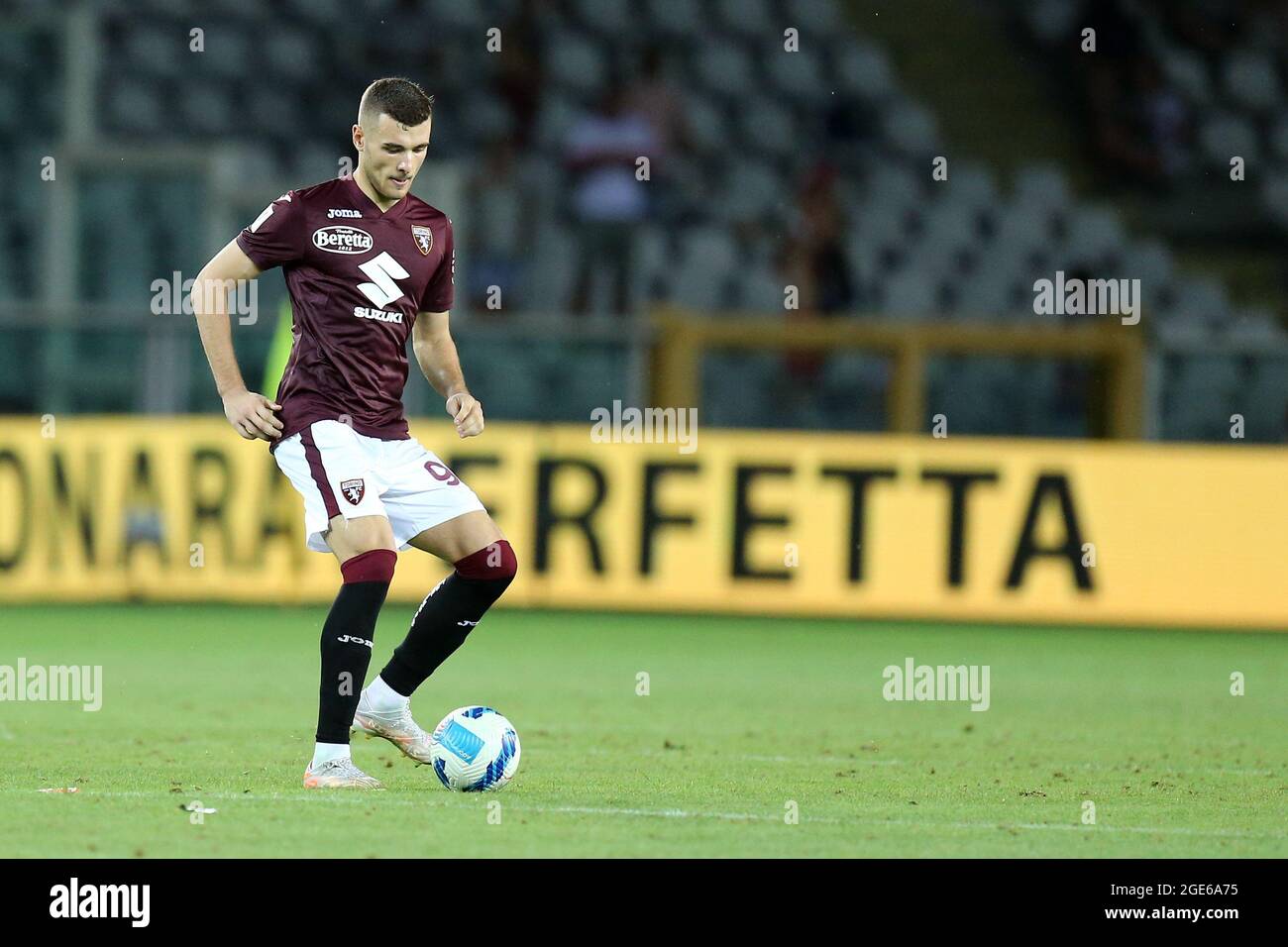 Torino, Italia. 15 agosto 2021. Alessandro Buongiorno del Torino FC  controlla il pallone durante la partita
