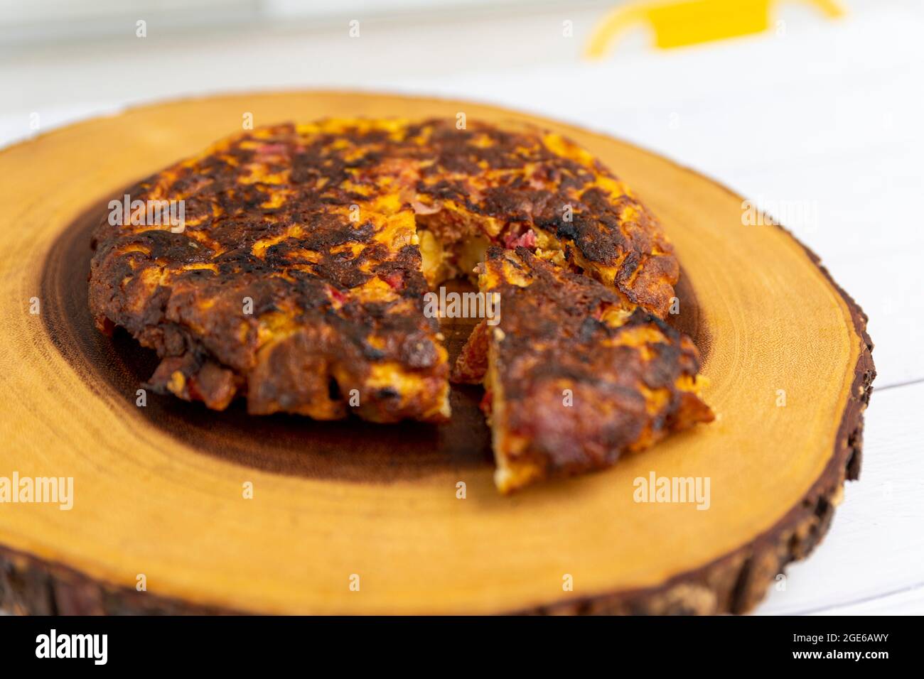 Omelette spagnola tradizionale su tavolo di legno, cibo casalingo Foto Stock