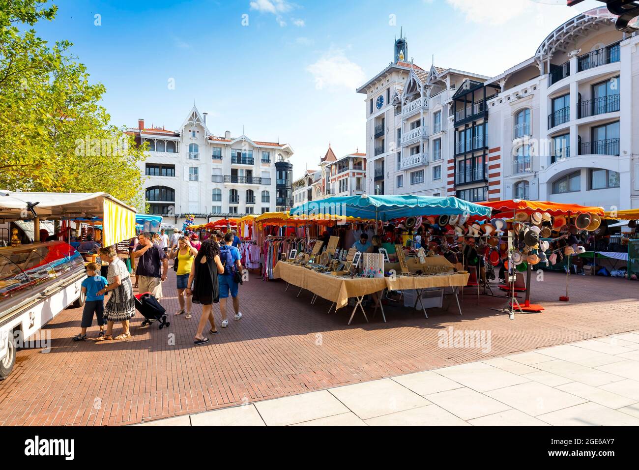 Arcachon (Francia sud-occidentale): Mercato estivo in piazza Place des Marquises, nel centro della città Foto Stock