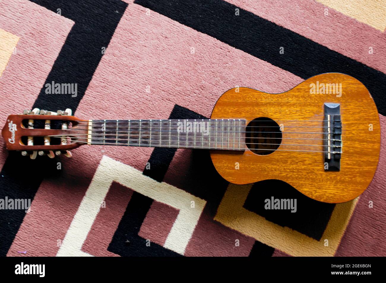 Piccola chitarra acustica di legno marrone Foto stock - Alamy