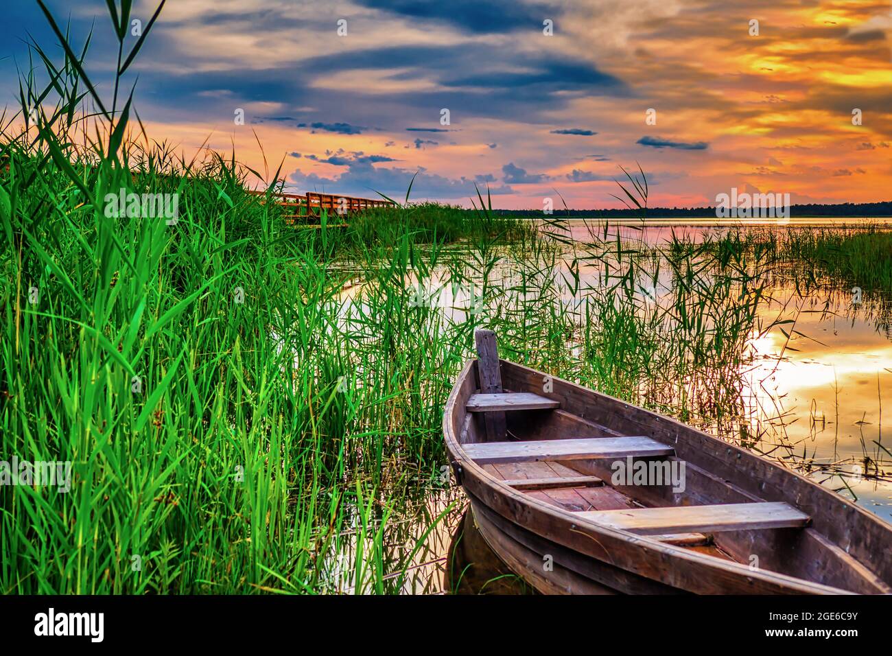 Sali a bordo di un lago durante un bellissimo tramonto con riflessione in acqua. Foto Stock