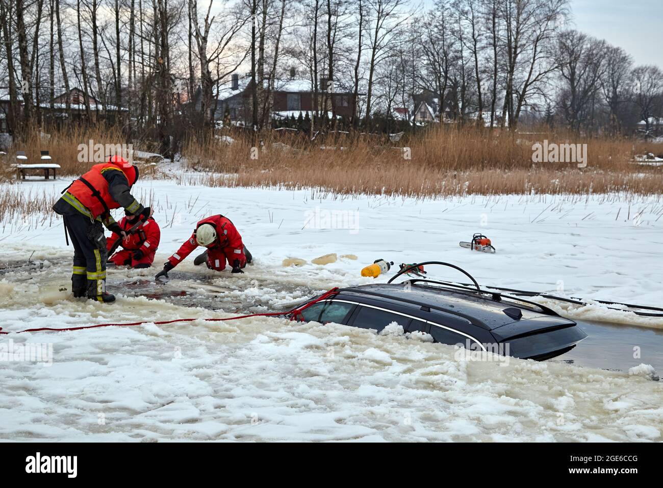 L'auto si ruppe nel ghiaccio e annegò nel lago. Lavoro del servizio di soccorso Foto Stock