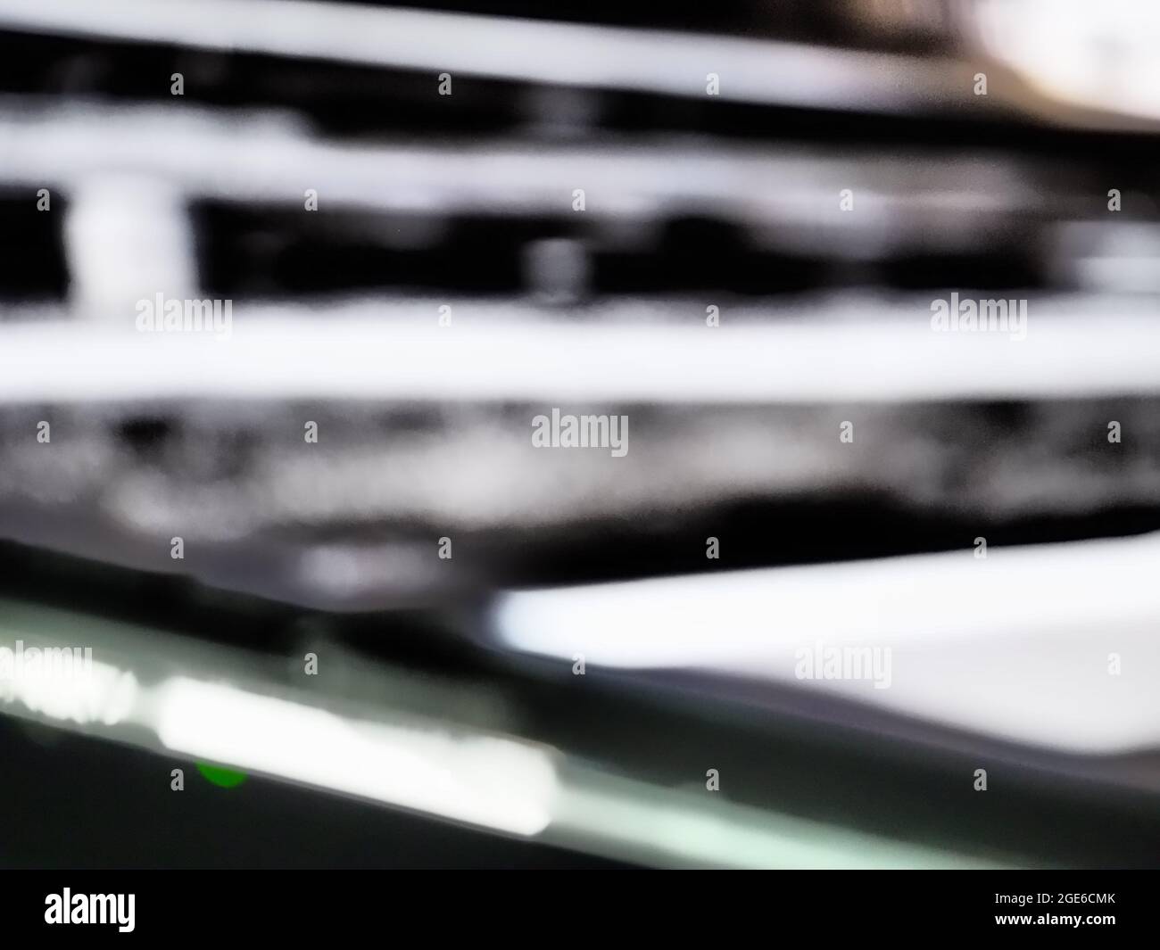 Un modello astratto di linee bianche e nere sfocate adatte per lo sfondo Foto Stock
