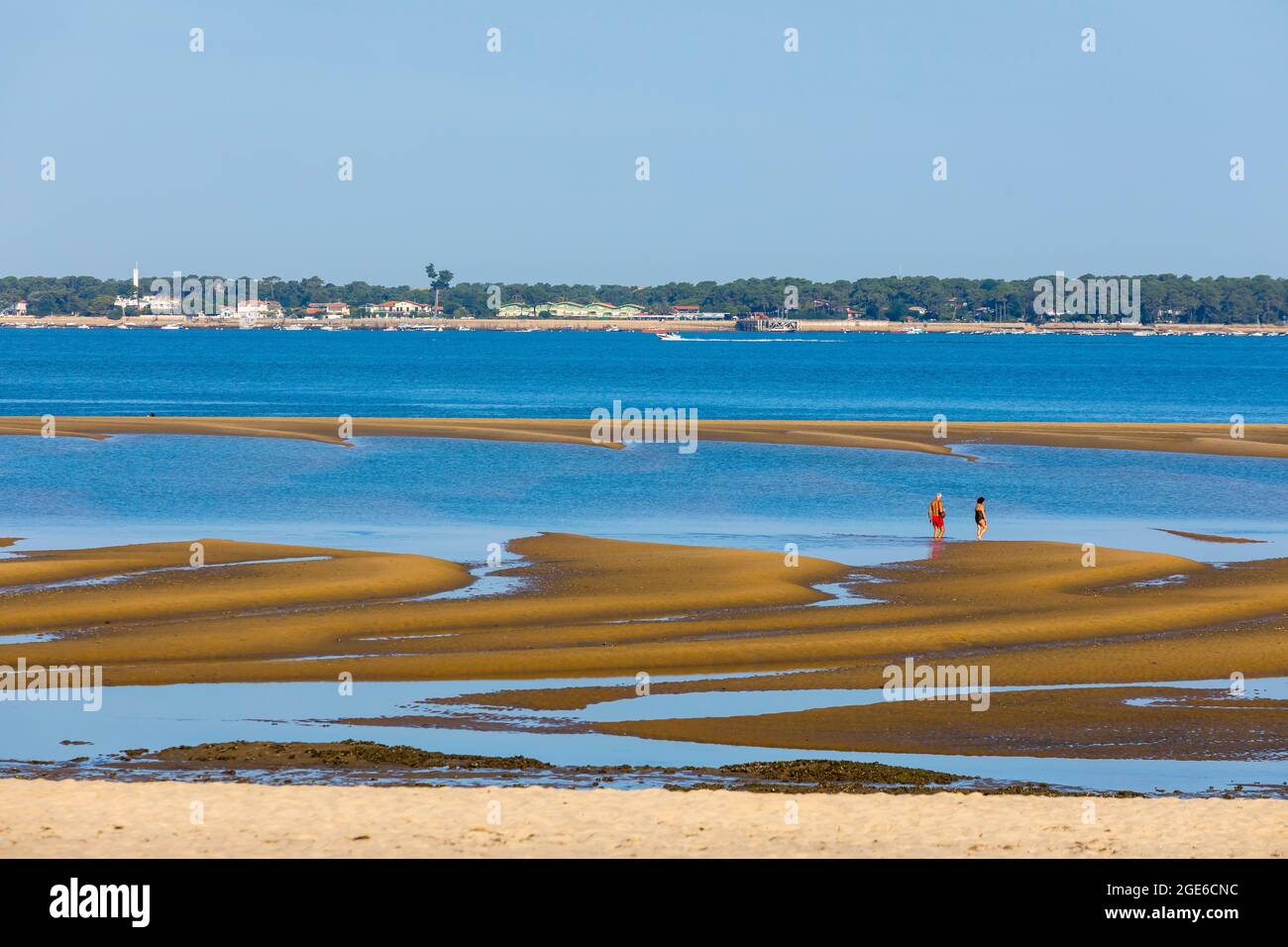 Arcachon (Francia sud-occidentale): Coppia di turisti che camminano sulla sabbia della spiaggia di Pereire a bassa marea Foto Stock