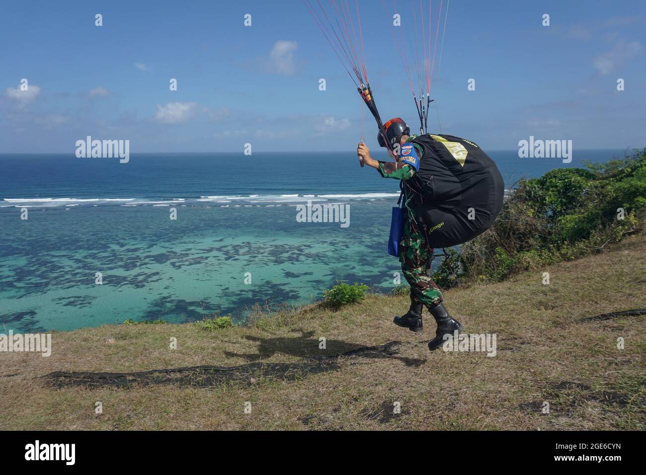 Badung, Bali, Indonesia. 17 agosto 2021. Un parapendio inizia il decollo. La Federazione Nazionale Aerosport (FASI) con l'Aeronautica militare di Bali per la mostra di parapendio porta la bandiera nazionale di 'Merah Putih' (Rosso e Bianco) per commemorare l'Indonesia 76 ° giorno di Indipendenza a Riug Hills, Benoa. La Repubblica di Indonesia proclama il giorno dell'Indipendenza il 17 agosto 1945. (Immagine di credito: © Dicky BisinglasiZUMA Press Wire) Foto Stock