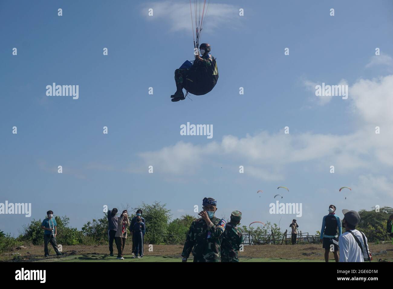 Badung, Bali, Indonesia. 17 agosto 2021. Un parapendio pronto per l'atterraggio. La Federazione Nazionale Aerosport (FASI) con l'Aeronautica militare di Bali per la mostra di parapendio porta la bandiera nazionale di 'Merah Putih' (Rosso e Bianco) per commemorare l'Indonesia 76 ° giorno di Indipendenza a Riug Hills, Benoa. La Repubblica di Indonesia proclama il giorno dell'Indipendenza il 17 agosto 1945. (Immagine di credito: © Dicky BisinglasiZUMA Press Wire) Foto Stock