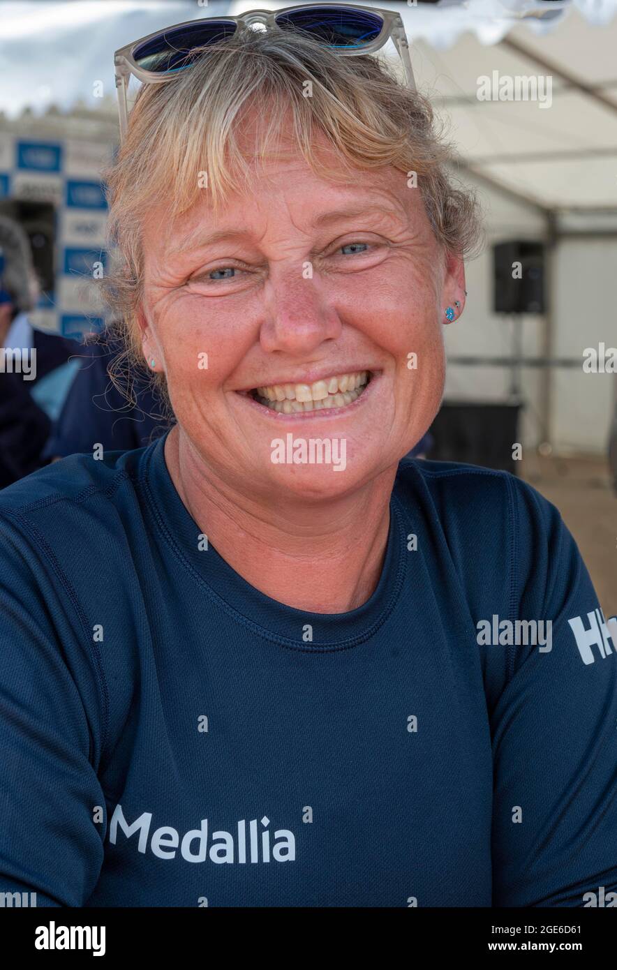 PIP Hare, in attesa del vento a pick up.Cowes Week.PIP-famoso yachtswoman britannico e Vende Globe marinaio &vincitore del Yachtsman of the Year Awards Foto Stock