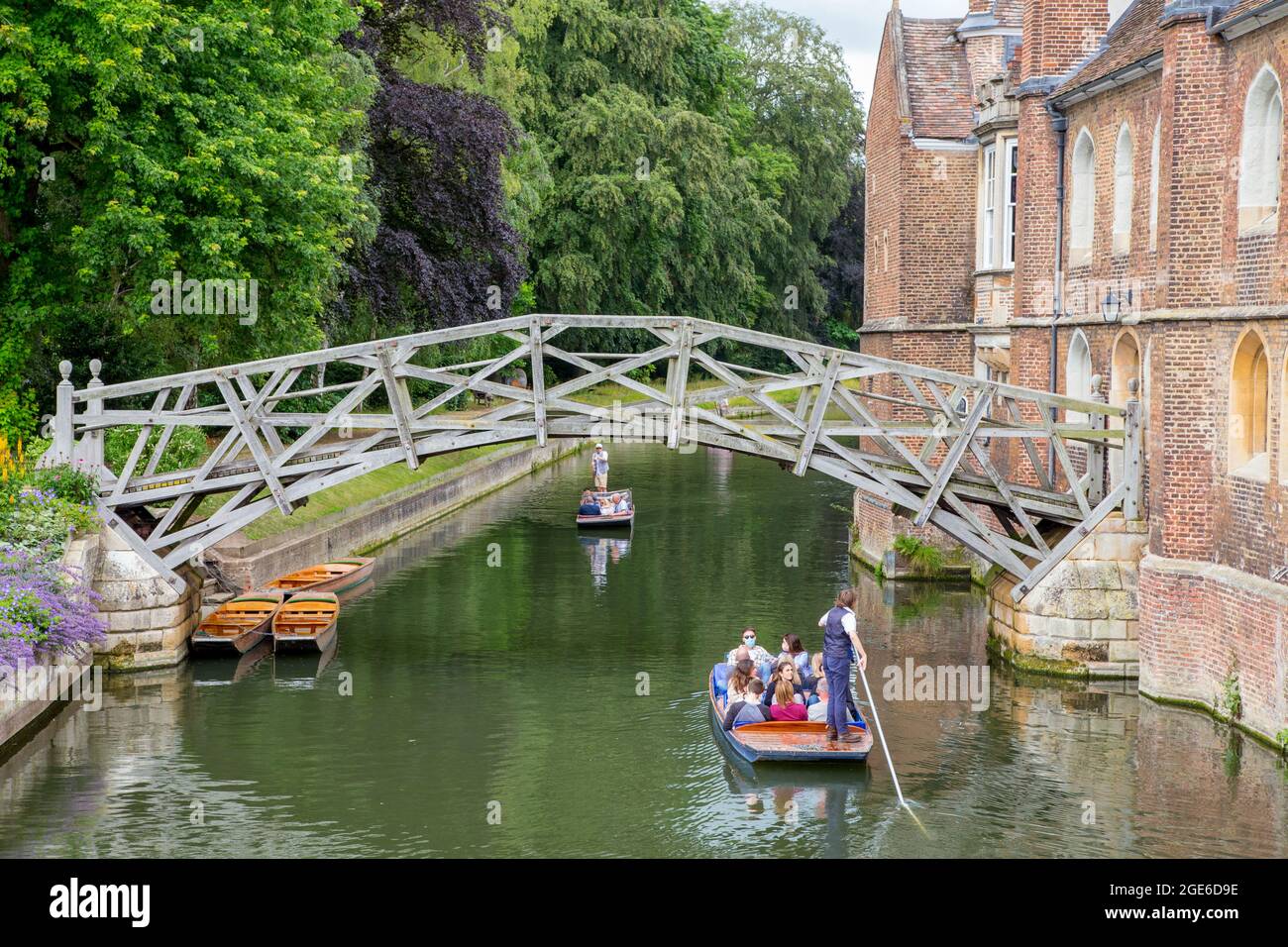 Punting under the Mathematical Bridge, Queens' College, Cambridge Foto Stock