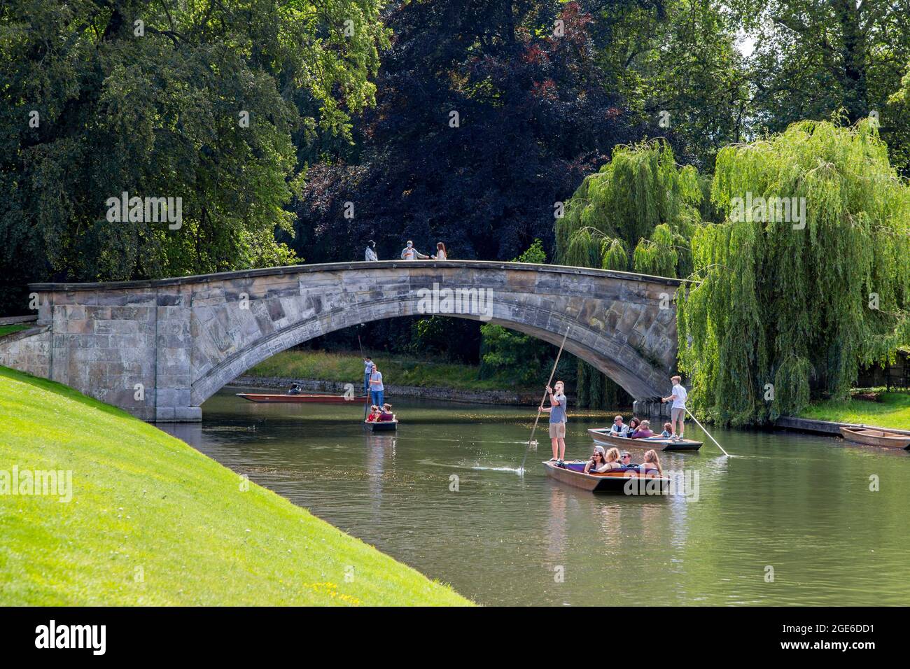 Il ponte del King's College e le puntate lungo il fiume Cam, Cambridge Foto Stock