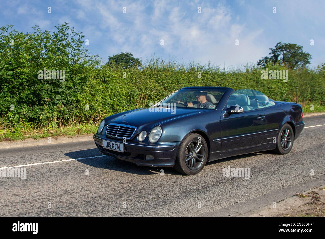 2000 Mercedes Benz CLK 320 Elegance auto 3200 cc benzina cabrio in viaggio verso la Capesthorne Hall, mostra di auto classiche di luglio, Cheshire, Regno Unito. targa privata, registrazione personalizzata, registrazioni senza dati, marchi di registrazione Foto Stock