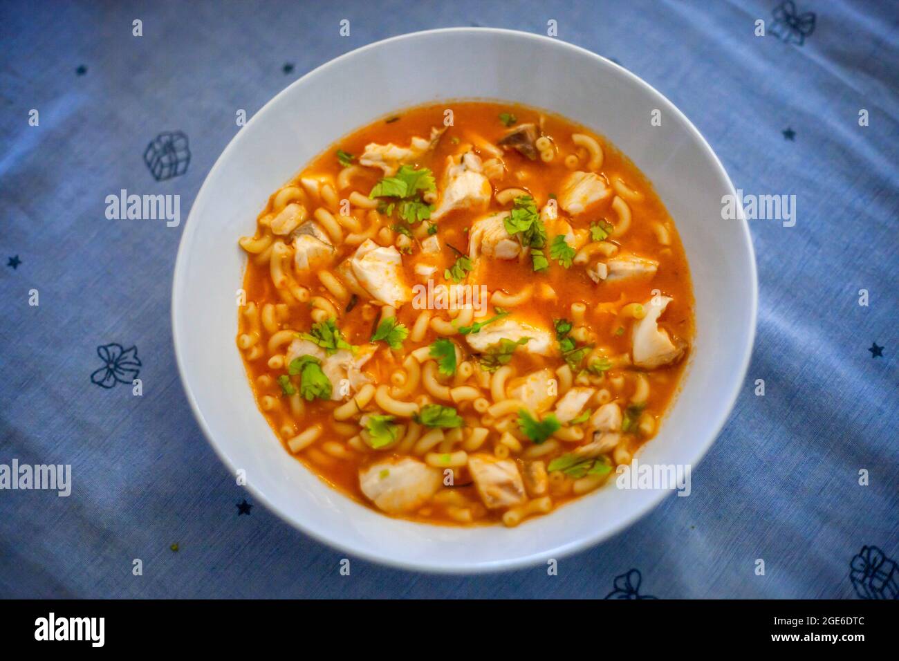 Zuppa di pesce con pasta nelle mani del cuoco Foto stock - Alamy