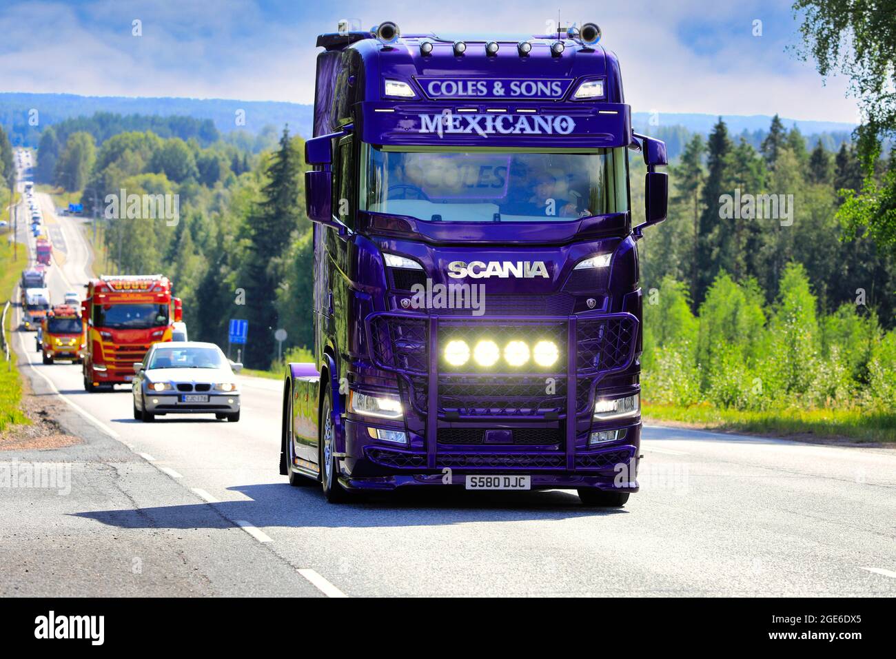 Scania S580 Mexicano personalizzato, Coles & Sons, UK, con fari luminosi in convoglio al Power Truck Show 2021. Ikaalinen, Finlandia. 12 agosto 2021. Foto Stock