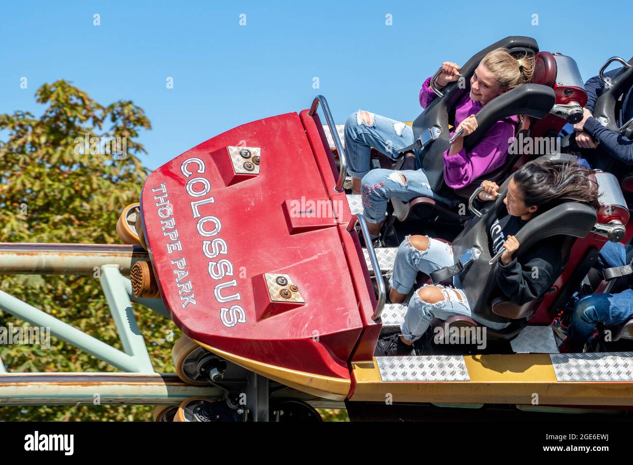 10 Looping Rollercoaster, Colossus al Thorpe Park Theme Park Londra Inghilterra Foto Stock