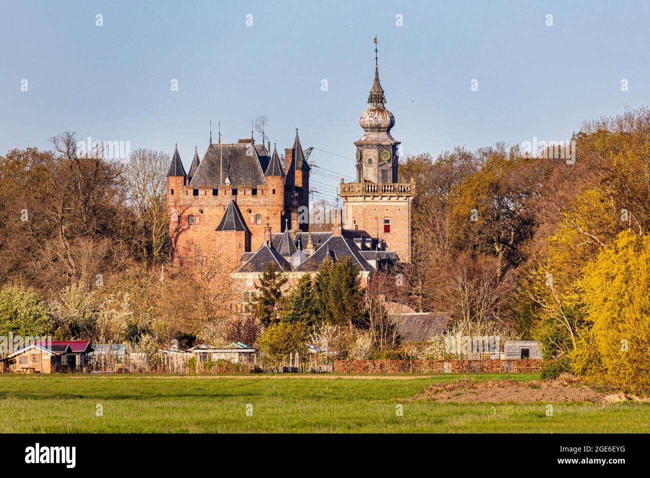 Paesi Bassi, Breukelen, Castello Nyenrode (Nijenrode) lungo il fiume Vecht. Posizione di Nyenrode Business University. Foto Stock