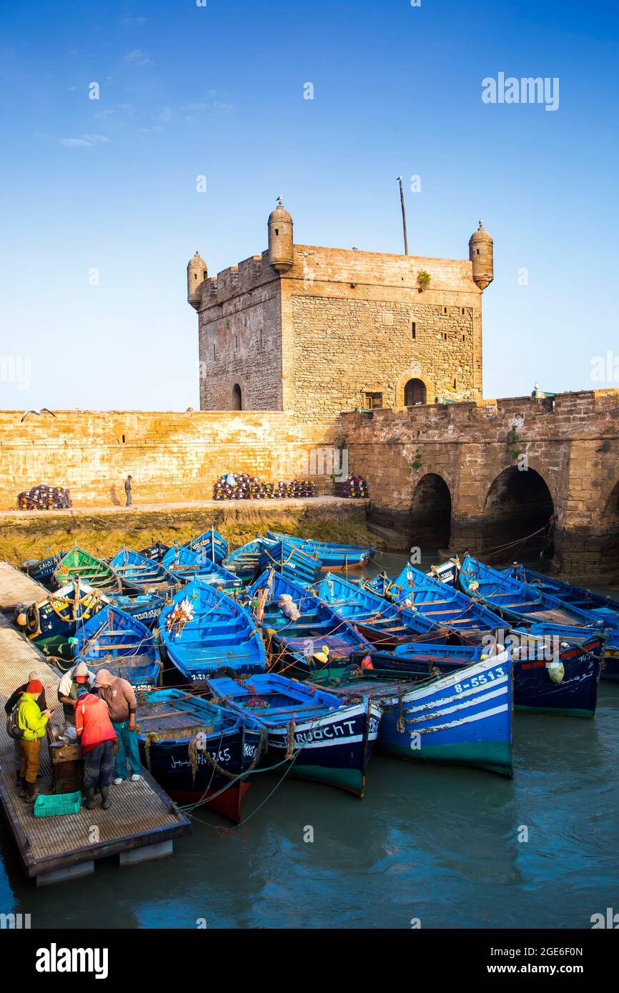 Marocco, Essaouira: Imbarcazioni da pesca tipiche nel porto, ai piedi della sqala de la Kasbah, una delle fortificazioni delle mura della città sul Foto Stock