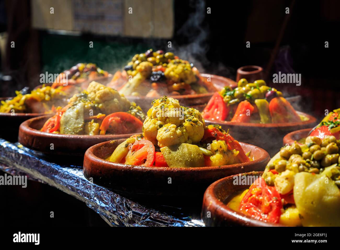 Tagine vegetali su uno stand a Essaouira, Marocco Foto Stock