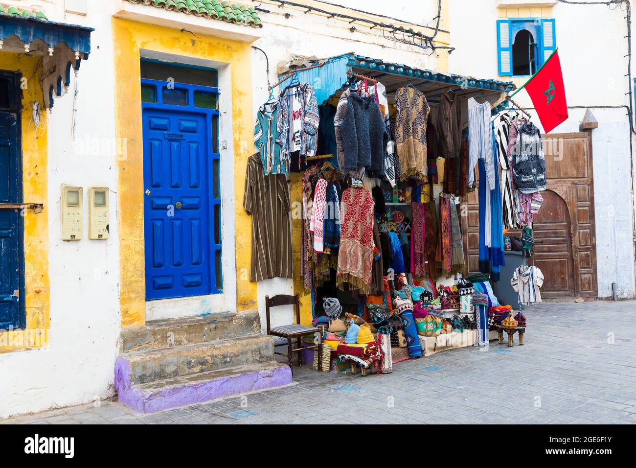 Marocco, Essaouira: Negozio di abbigliamento nella medina. Via vuota Foto Stock