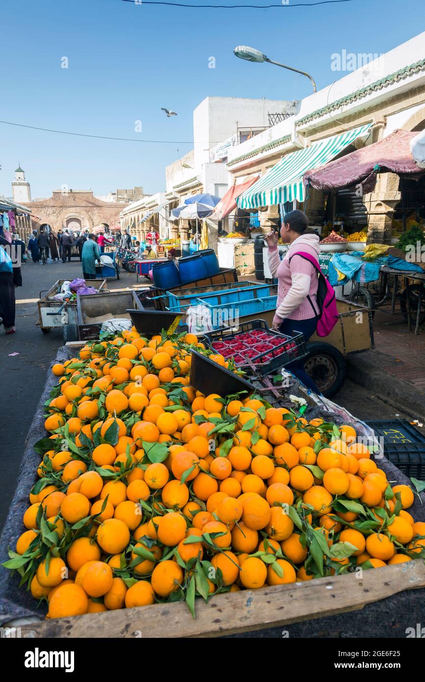 Marocco, Essaouira: Stand di un venditore di arancia, mercato nella medina Foto Stock