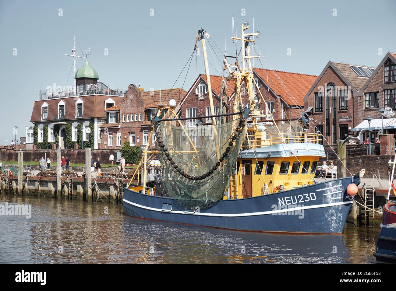 Località del Mare del Nord Neuharlingersiel in Frisia Orientale, bassa Sassonia, Germania. Il porto del villaggio di pescatori sulla costa del mare di Wadden in estate. Foto Stock
