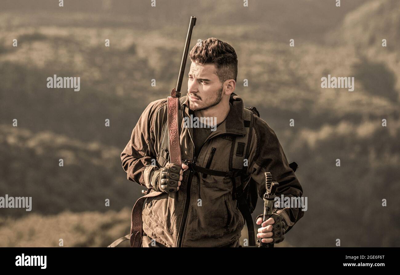 Cacciatore con pistola da caccia e forma di caccia da cacciare. Sparatutto avvistamento nel bersaglio. L'uomo è in caccia Foto Stock