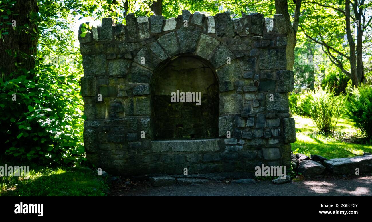 monumento in pietra nel mezzo dei giardini pubblici di halifax Foto Stock