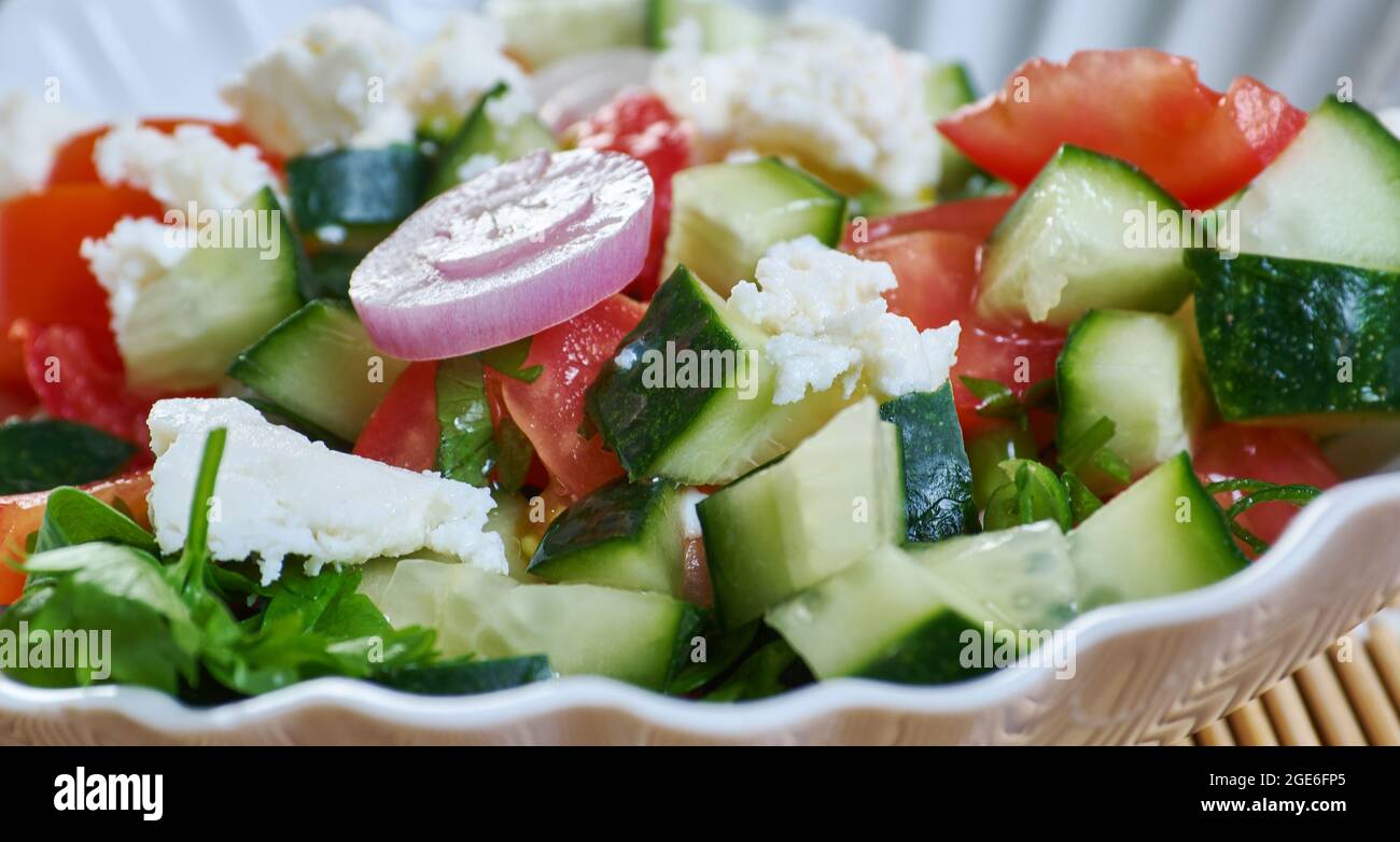 Srpska salata, insalata di verdure serbe a base di pomodori freschi a dadini, cetrioli e cipolle Foto Stock