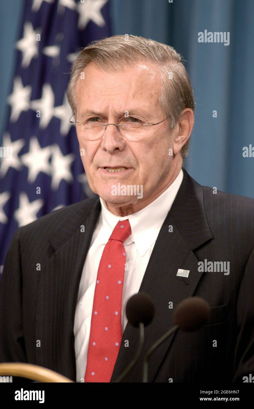 ARLINGTON, VIRGINIA, USA - 20 marzo 2003 - il Segretario della Difesa degli Stati Uniti Donald Rumsfeld ha informato i giornalisti del Pentagono sulle prime azioni contro l'Iraq Foto Stock