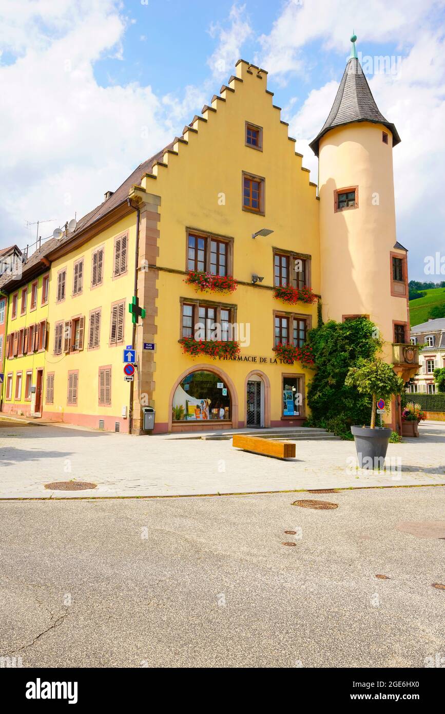 La Pharmacie de la Tour, un edificio rinascimentale del XVI secolo, in Place Keuffer a Sainte-Marie-aux-Mines, nel Parco Naturale Regionale dei Ballons des Vosges Foto Stock