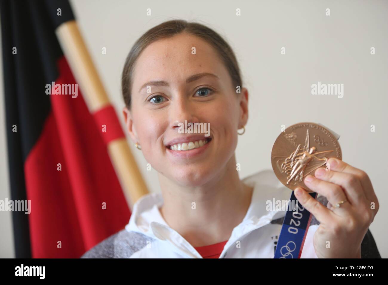 Magdeburgo, Germania. 17 agosto 2021. Sarah Köhler, vincitrice del bronzo nel freestyle di 1500 metri, mostra la sua medaglia. Köhler è stata onorata per le sue prestazioni insieme ad altri atleti alle Olimpiadi di Tokyo. Credit: Matrhias Bein/dpa-Zentralbild/dpa/Alamy Live News Foto Stock