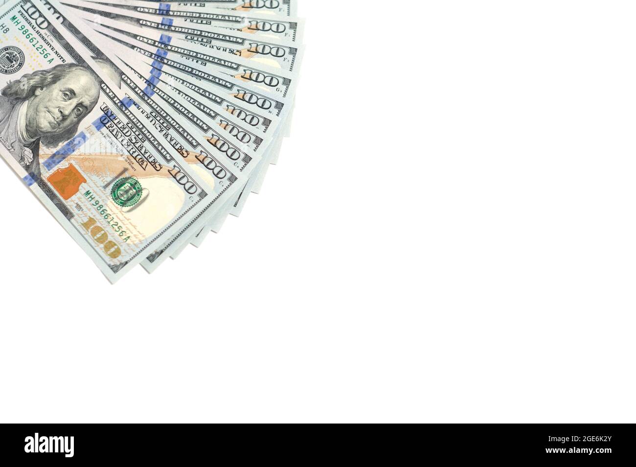 Stack di centinaia di dollari bollette sparse su sfondo bianco, isolare. Foto Stock