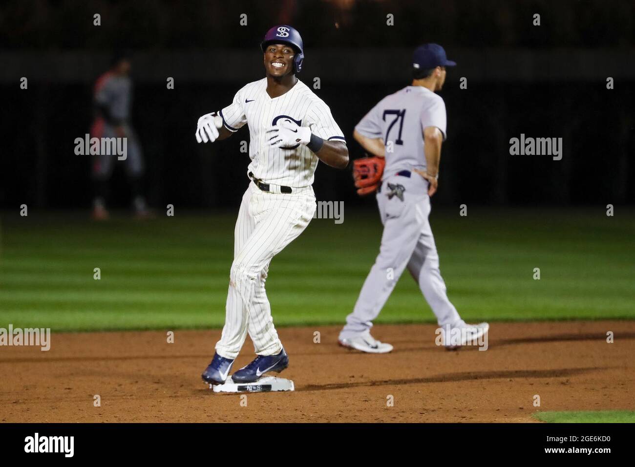 Il Chicago White Sox' Tim Anderson celebra la sua corsa a due run a casa per battere gli Yankees di New York nel nono inning al Field of Dreams Game di Dyersville, Iowa, il 12 agosto 2021. (Foto di Jose M. Osorio/Chicago Tribune/TNS/Sipa USA) Foto Stock